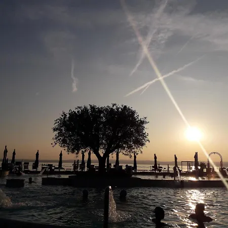 Le Reve - View